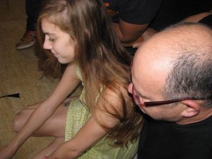 外国人の座り胸チラを見下ろすエロ画像