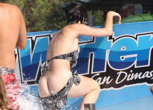 ウォータースライダーエロハプニング（ポロリ・半ケツ）集