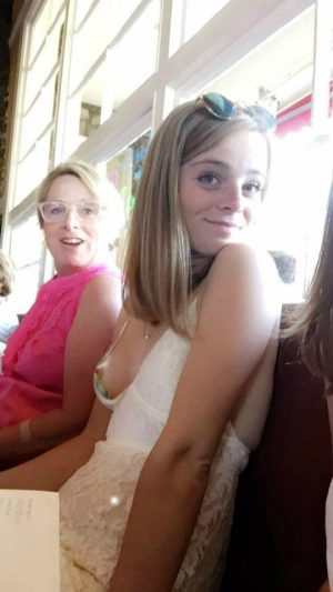 乳首が見えるノーブラ貧乳外国人の胸チラ画像